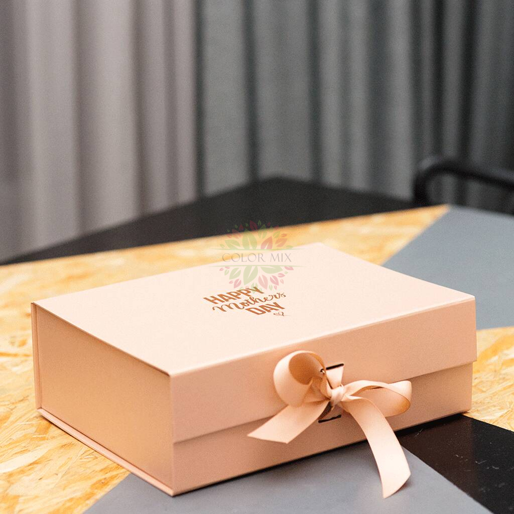 صندوق هدايا عيد الأم الوردي مع رقائق الذهب